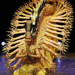 Jigsaw puzzle: Girls in Thai costumes perform the Dance of 1000 Hands