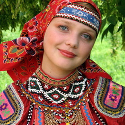 Jigsaw puzzle: Girl in Russian costume