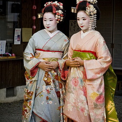 Jigsaw puzzle: Girls in Japanese costumes
