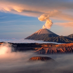 Jigsaw puzzle: Volcano above the clouds