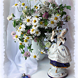 Jigsaw puzzle: Still life with a figurine
