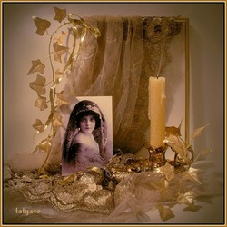 Jigsaw puzzle: Girl with gold lace
