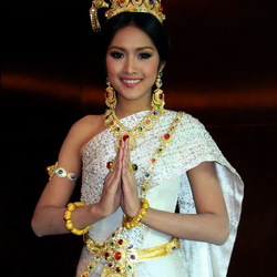 Jigsaw puzzle: Girl in thai costume