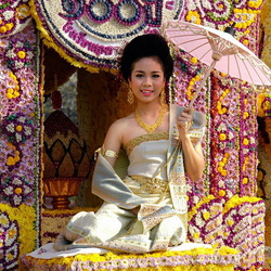 Jigsaw puzzle: Girl in thai costume