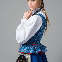Jigsaw puzzle: Girl in a Norwegian costume