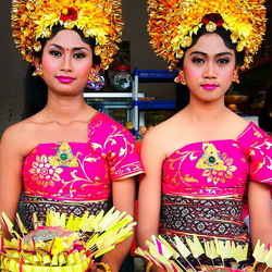 Jigsaw puzzle: Girls in Thai costumes