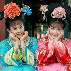 Jigsaw puzzle: Girls in Chinese costumes