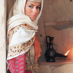 Jigsaw puzzle: Girl in Azerbaijani costume