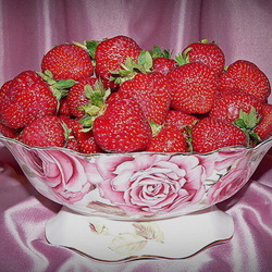 Jigsaw puzzle: Vase with strawberries