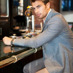 Jigsaw puzzle: Theo James