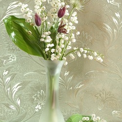 Jigsaw puzzle: Lilies of the valley on a moire background