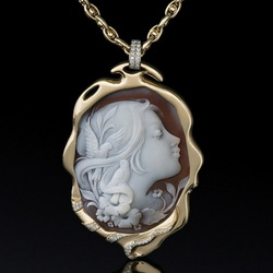 Jigsaw puzzle: Pendant with cameo