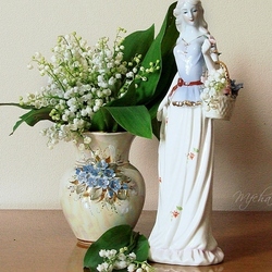 Jigsaw puzzle: Bouquet and figurine