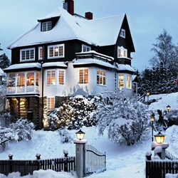 Jigsaw puzzle: House in the snow